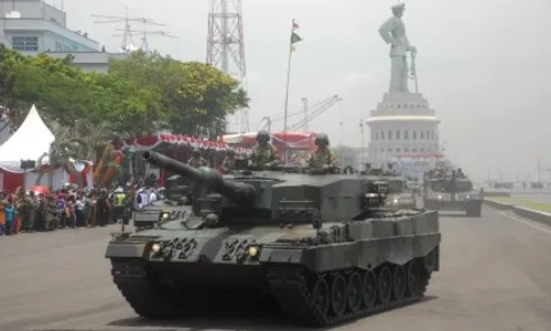 HUT TNI : Konvoi Tank Leopard Bikin Heboh Solo