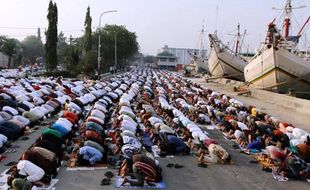 FOTO IDULADHA 2014 : Begini Khusyuknya Salat Id di Sunda Kelapa...