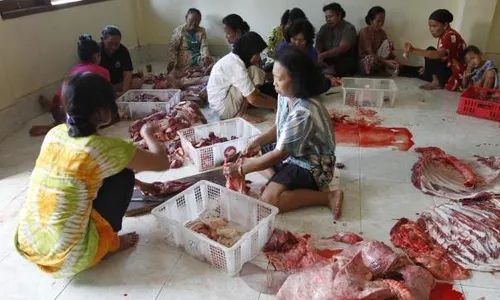 IDULADHA 2014 : Ribuan Warga Semarang, Rela Antre Berjam-jam demi Daging Kurban 