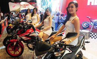 FOTO INDONESIA MOTORCYCLE SHOW 2014 : Begini Cantiknya SPG Motor di Imos 2014