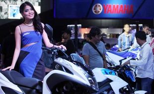 FOTO INDONESIA MOTORCYCLE SHOW 2014 : Begini Senyum SPG Yamaha di Imos 2014