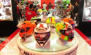 FOTO INDONESIA MOTORCYCLE SHOW 2014 : Helm Turut Goda Pengunjung Imos 2014