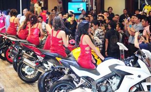 FOTO INDONESIA MOTORCYCLE SHOW 2014 : SPG Motor Tebar Pesona di Imos 2014