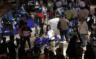 FOTO INDONESIA MOTORCYCLE SHOW 2014 : Si Jelita Penjaga Motor Suzuki Tarik Perhatian