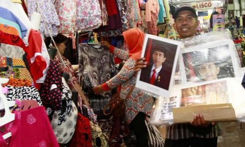 FOTO JOKOWI-JK RP200.000 : Kejari Anggap Kasus Foto Presiden Delik Aduan Biasa