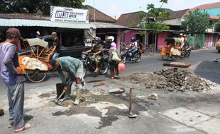 FOTO JALAN RUSAK SOLO : Jalan Barat Pasar Elpabes Diperbaiki