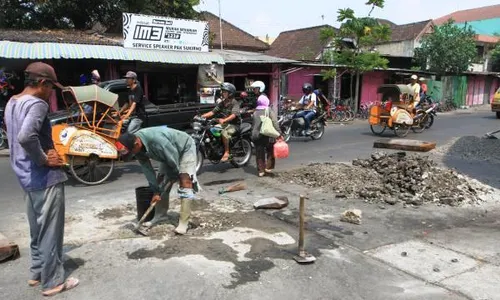 FOTO JALAN RUSAK SOLO : Jalan Barat Pasar Elpabes Diperbaiki