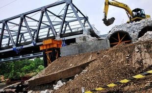 FOTO JEMBATAN COMAL AMBLES : Jembatan Comal Ditinggikan Sementara