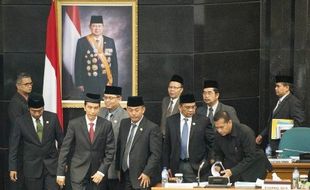 FOTO JOKOWI PRESIDEN : DPRD Jakarta Setujui Jokowi Mundur