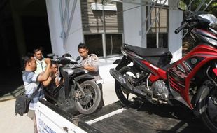 FOTO KECELAKAAN SOLO : 1 Mobil dan 2 Motor Tabrakan, 2 Orang Luka