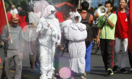 FOTO KEKERINGAN SRAGEN : Pocong IMM Galang Dana di CFD Solo