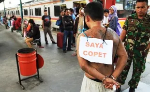 FOTO KISAH UNIK : Pencopet Dipajang di Stasiun Manggarai