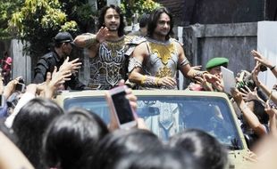 FOTO MAHABHARATA DI INDONESIA : Aktor Mahabharata Diarak di Denpasar