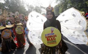 FOTO PASAR SENI 2013 : Gaun Daur Ulang Dipamerkan di CFD Solo