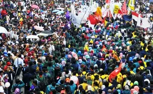 FOTO PELANTIKAN JOKOWI-JK : Aliansi Mahasiswa Indonesia Malah Demo