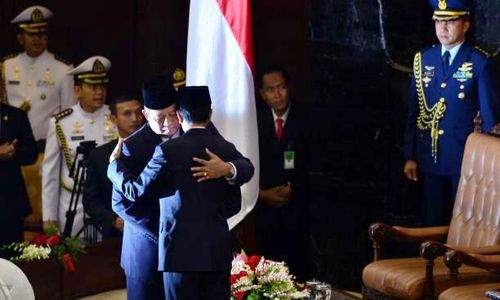 POLEMIK UU PILKADA : SBY: Demokrat Tak akan Merapat ke KIH atau KMP