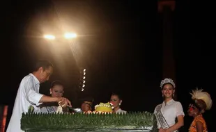 FOTO PELANTIKAN JOKOWI-JK : Jokowi Potong Tumpeng di Monas