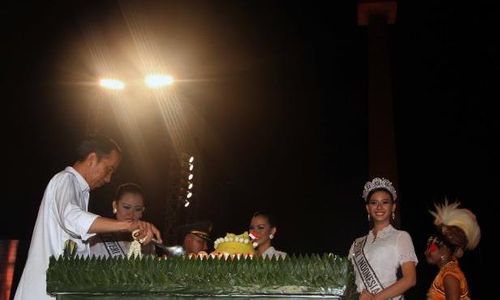 FOTO PELANTIKAN JOKOWI-JK : Jokowi Potong Tumpeng di Monas