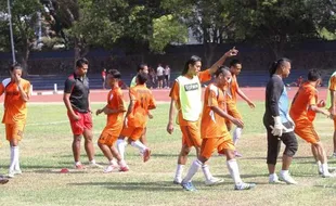 BABAK 8 BESAR DIVISI UTAMA : Persis Solo Diserang Suporter Pusamania Borneo FC, PT LI Lepas Tangan