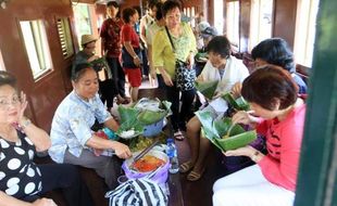 FOTO PESPARWI 2014 : Peserta Pesparwi Sempatkan Diri Naik Jaladara