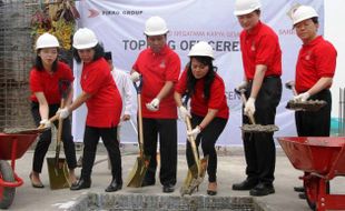 FOTO SAHID GROUP : Sahid Group Topping Off Sahid Sudirman Center