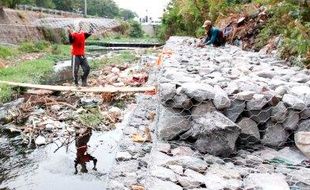 FOTO SUNGAI GAJAH PUTIH : Talut Dibangun Tangkal Abrasi Gajah Putih