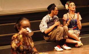 FOTO TEATER LUNGID : Teater Lungid Tampilkan Leng di TBS Solo