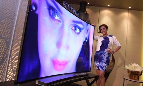 FOTO TELEVISI TERBARU : TV Layar Lengkung Samsung Ini Rp129 Juta