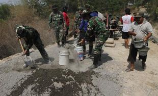 FOTO TMMD 2014 : Di Randusari, Tentara bangun Jalan 350 Meter