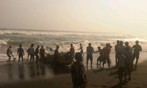 Foto Penyelamatan Kapal Terbalik di Pantai Depok Bantul