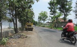 JALAN RUSAK KARANGANYAR : Tiga Jalur Antarkecematan Dilebarkan