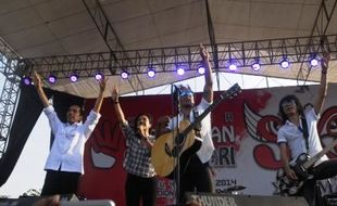 KONSER SLANK PEMKAB BOYOLALI : Jokowi Menyanyi Bareng Slank dan Oppie