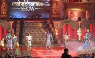 MAHABHARATA DI INDONESIA :  Mahabharata Show, Arjuna Shaheer Sheikh Cium 2 Penggemar