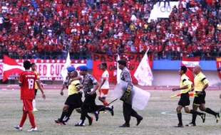 PERSIS SOLO VS PUSAMANIA BORNEO FC : Bus Borneo FC Kena Lemparan Batu