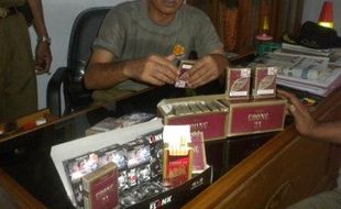 RAZIA ROKOK BODONG : 400 Bungkus Rokok Dirazia