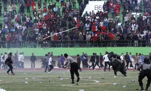 RUSUH SUPORTER : Laga Persis vs Martapura FC Rusuh, Kubu Persis Salahkan Wasit