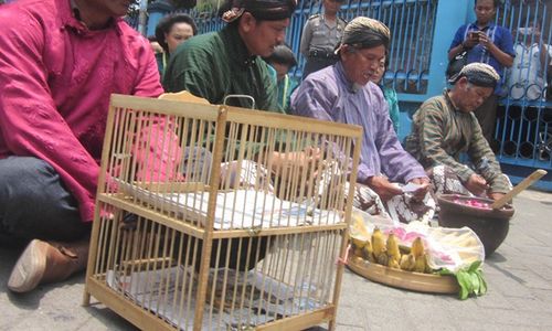 Belasan Warga Jogja Ruwatan Depan Rumah Amien Rais, Ini Kisahnya