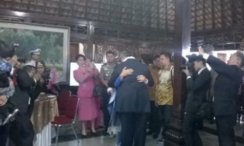 PRESIDEN JOKOWI : Di Cikeas, SBY dan Ibu Ani Menangis Sambil Berpelukan 