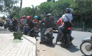 FOTO TAWURAN PELAJAR : Pelajar SMK Pancasila 1 Geruduk SMKN 2 Wonogiri