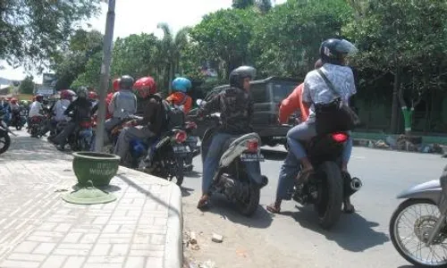 FOTO TAWURAN PELAJAR : Pelajar SMK Pancasila 1 Geruduk SMKN 2 Wonogiri