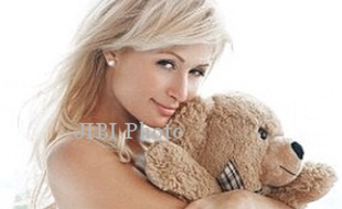 INSTAGRAM ARTIS : Paris Hilton Unggah Foto Topless di Instagram