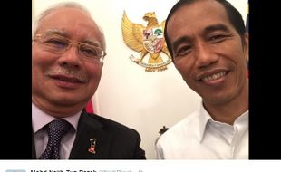 JOKOWI PRESIDEN : Gaya PM Malaysia, Najib Razak Selfie Bareng Jokowi