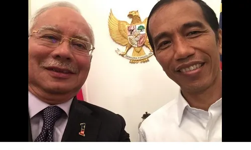 JOKOWI PRESIDEN : Gaya PM Malaysia, Najib Razak Selfie Bareng Jokowi