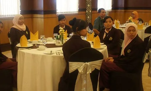 HOTEL DI SOLO : Paket Table Manner Syariah Hotel Laris Manis