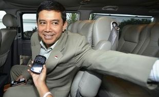 KABINET JOKOWI-JK : Menteri PAN-RB Yuddy Chrisnandi Serahkan Laporan Kekayaan ke KPK