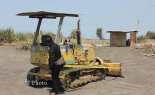 Sebuah Buldozer Disegel karena Diduga Merusak Pohon Cemara