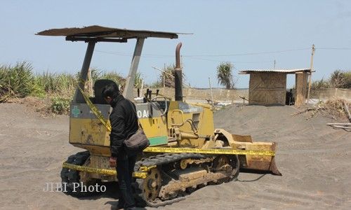 Sebuah Buldozer Disegel karena Diduga Merusak Pohon Cemara