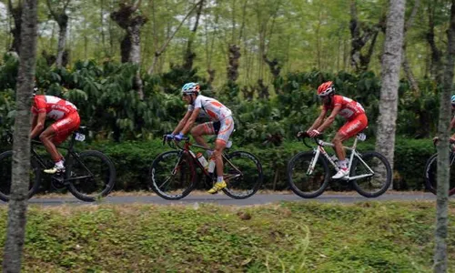 TOUR DE IJEN 2014 : Pembalap Prancis Kalahkan Iran di Etape Ketiga