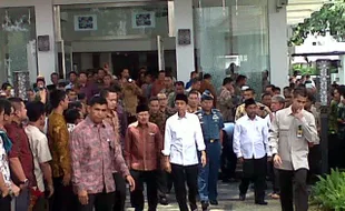 PRESIDEN JOKOWI : Jokowi-JK Salat Jumat Pertama di Masjid Istana Kepresidenan Jakarta