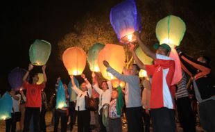 JOKOWI PRESIDEN : 500 Lampion Hiasi Langit Solo